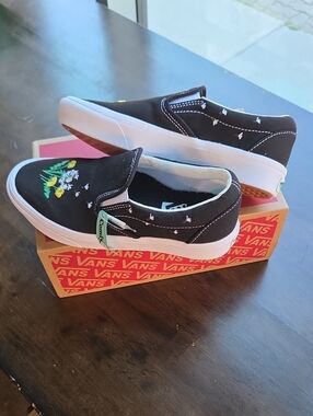 Vans Size 6 Women's NEW Black Slip-On Sneakers with Dandelion Embroidery